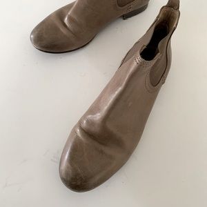 Simple Frye taupe Chelsea boots